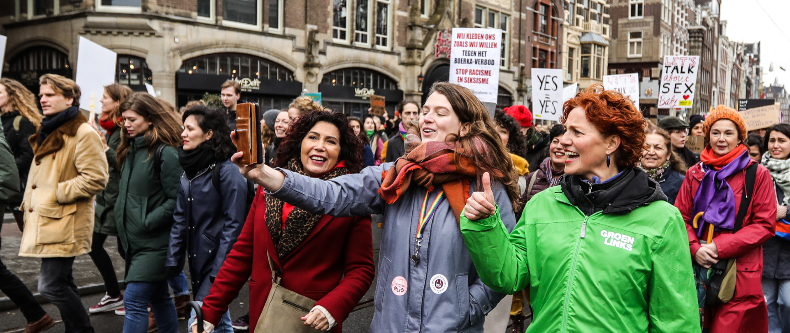 GroenLinks-politici Nevin, Kim en Kathalijne doen mee aan de Women's March in Amsterdam.
